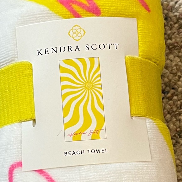 🎉 HP 🎉 🆕 Kendra Scott Shine Beach Towel - Picture 4 of 10